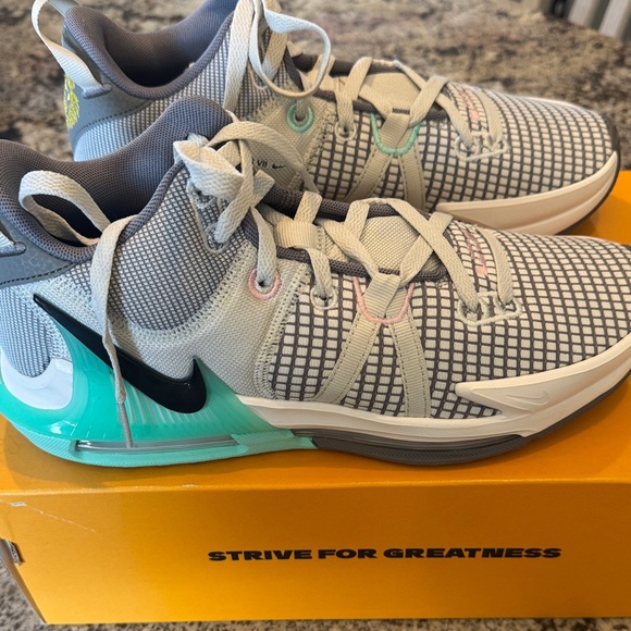 Nike Lebron Witness VII basketball shoes. Size 8.5 mens/ 10 women. New w/ box main image 6